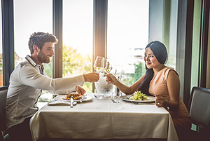 couple in restaurante